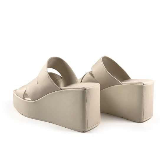 K10_Block<br>Wedge sandal with straps bone